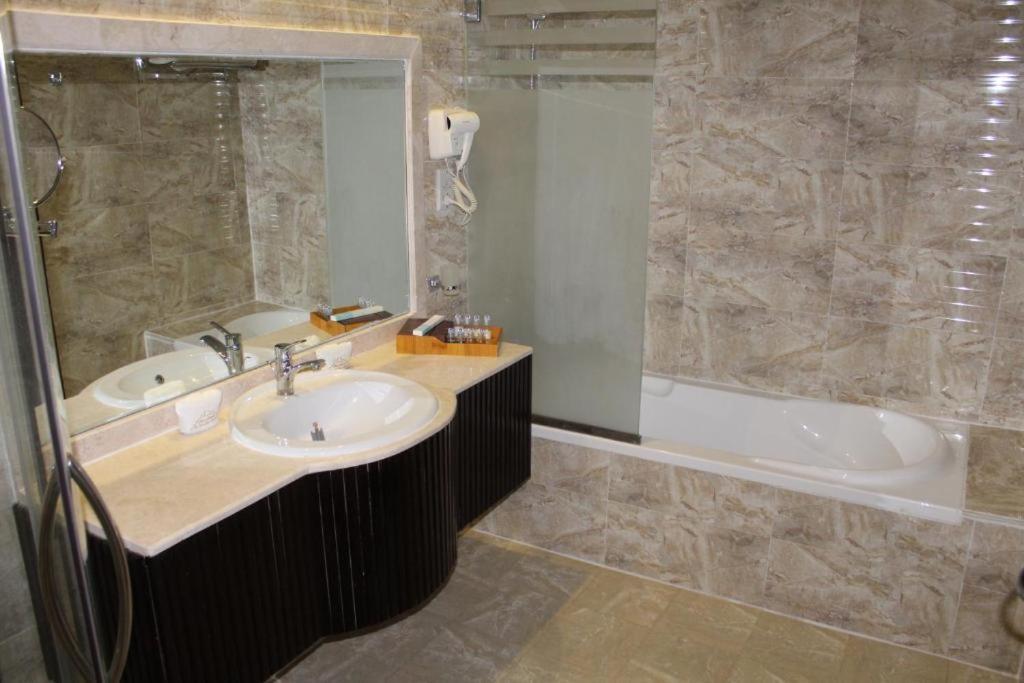 Al Salam Grand Hotel Al Buraimi Extérieur photo